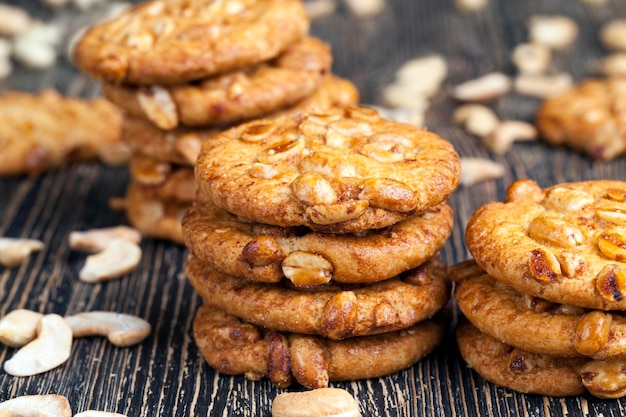 Biscoitos de aveia com adição de frutas secas e vários tipos de nozes incluindo amendoim biscoitos de aveia com amendoim