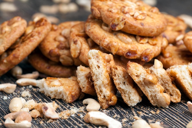 biscoitos de aveia com adição de frutas secas e vários tipos de nozes, incluindo amendoim, biscoitos de aveia e trigo com amendoim