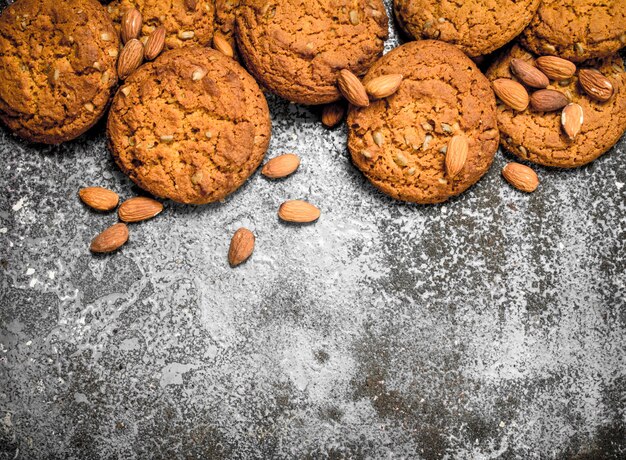 Biscoitos de aveia com amêndoas.