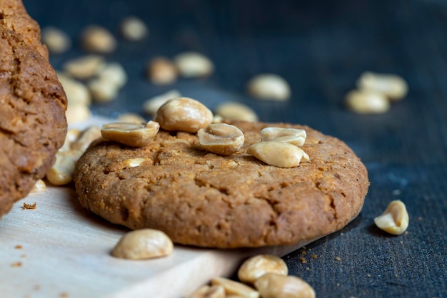 Biscoitos de aveia com amendoim em uma mesa de madeira preta