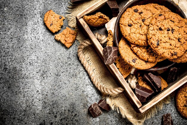 Biscoitos de aveia com chocolate em uma tigela sobre fundo rústico