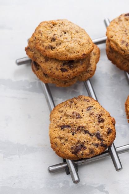 Biscoitos de aveia com chocolate na cerâmica