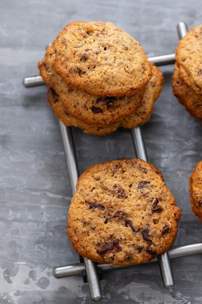 Biscoitos de aveia com chocolate na cerâmica