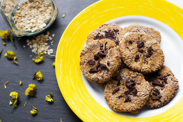 Biscoitos de aveia com chocolate no prato amarelo