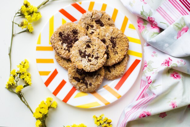 Biscoitos de aveia com chocolate num prato