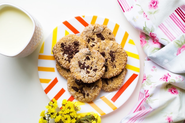 Biscoitos de aveia com chocolate num prato