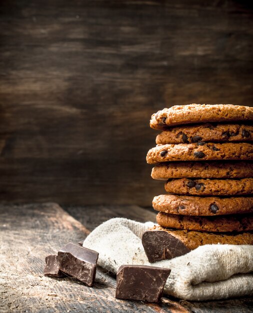 Biscoitos de aveia com chocolate.