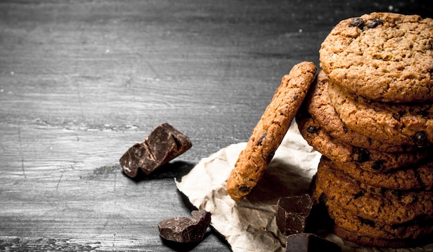 Biscoitos de aveia com chocolate