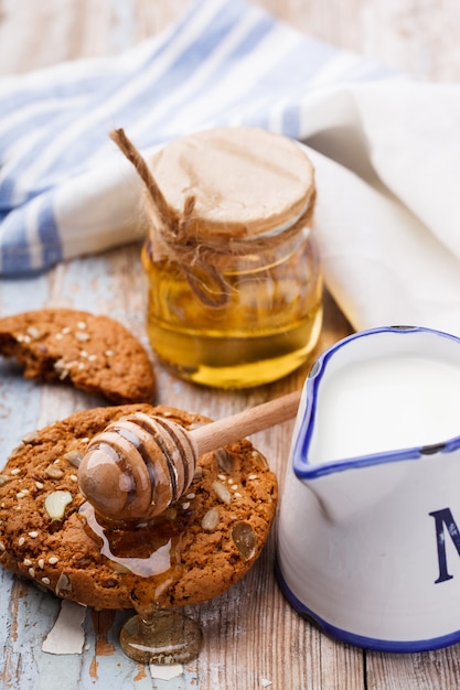 Biscoitos de aveia com mel e leite