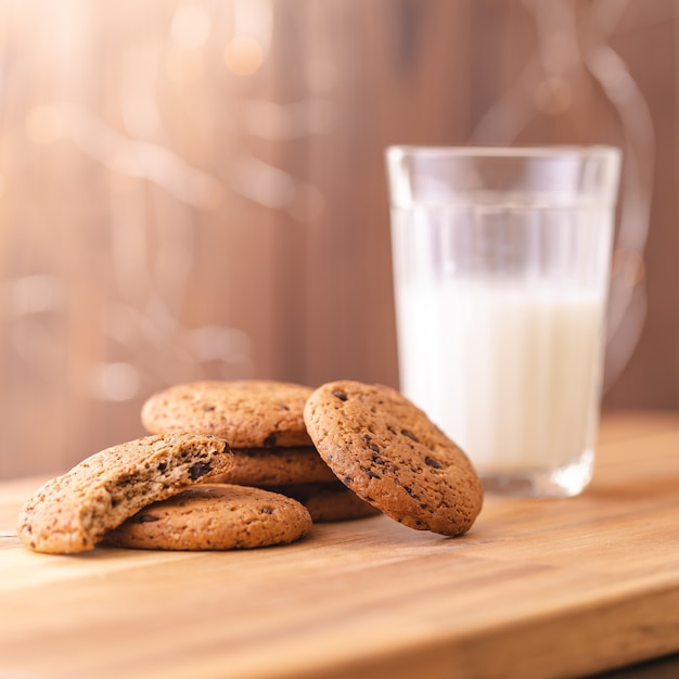 Foto biscoitos de aveia com um copo de leite. profundidade superficial de campo. fechar-se.