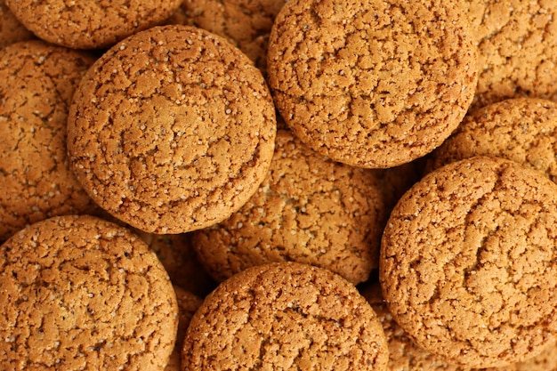 Biscoitos de aveia crocantes caseiros na mesa deliciosos lanches doces fundo textura de biscoito c...