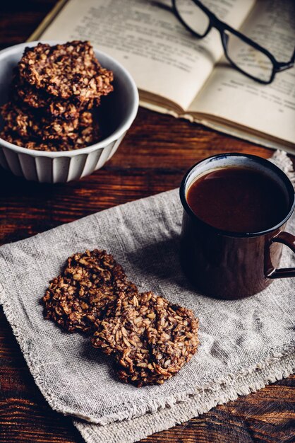 Biscoitos de aveia de banana com chocolate e uma caneca de café