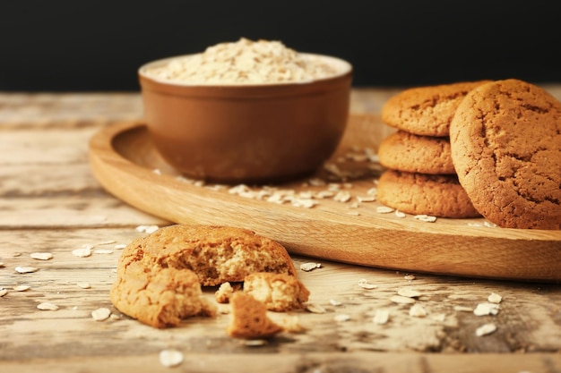 Biscoitos de aveia e tigela com sêmolas na mesa