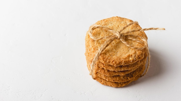 Biscoitos de aveia em um fundo branco