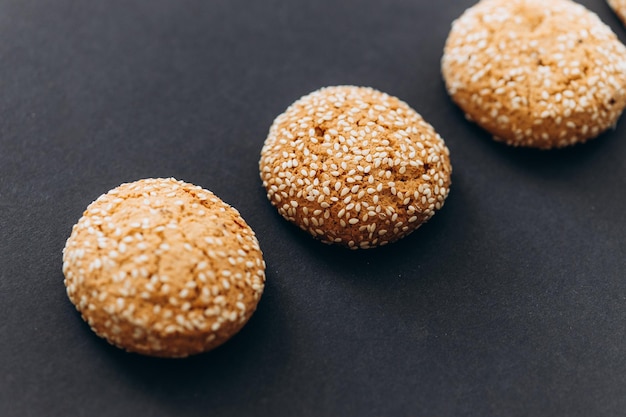 Biscoitos de aveia em um fundo preto