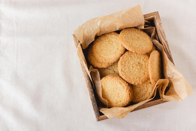 Biscoitos de aveia em uma caixa de madeira