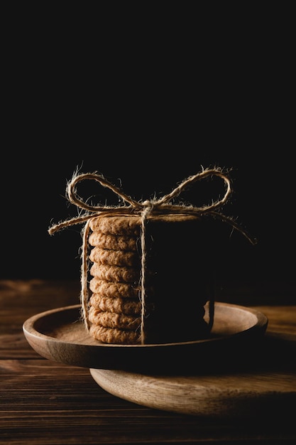 Biscoitos de aveia em uma mesa de madeira