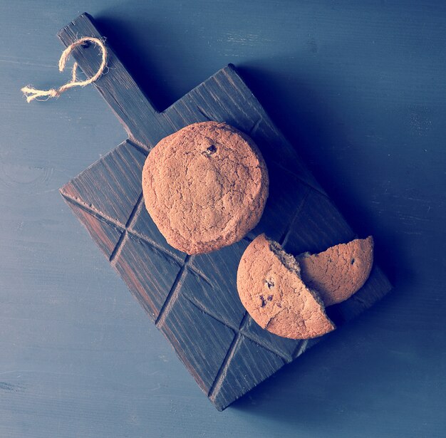 Biscoitos de aveia em uma placa de madeira rústica