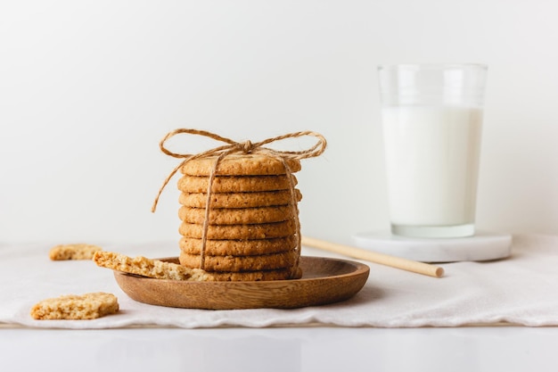 Biscoitos de aveia em uma placa de madeira