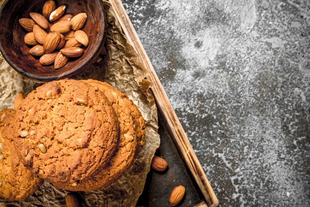 Biscoitos de aveia em uma tigela com nozes.