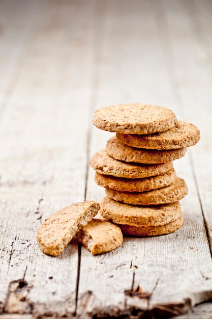 Biscoitos de aveia fresca na mesa de madeira rústica