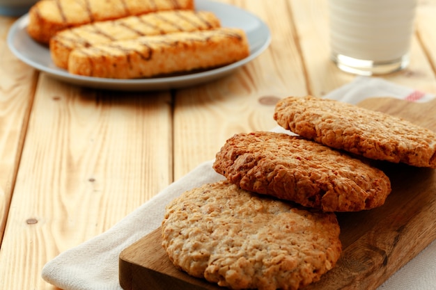 Biscoitos de aveia na mesa de madeira fecham a foto