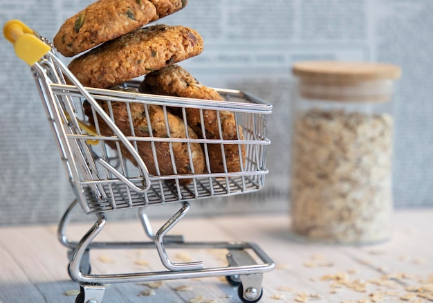 biscoitos de aveia no carrinho de compras