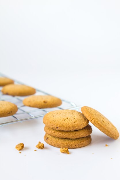 Biscoitos de aveia no fundo branco