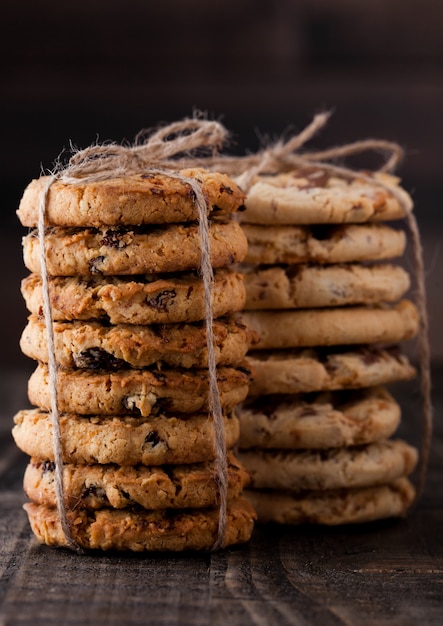 Biscoitos de aveia sem glúten e caramelo no fundo branco