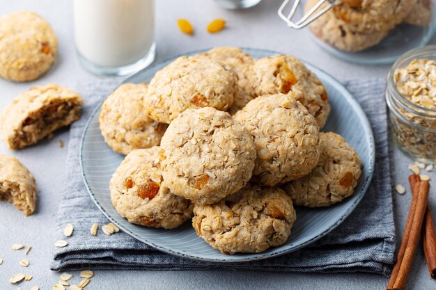 Biscoitos de aveia vegan saudáveis Fundo cinza Fechar