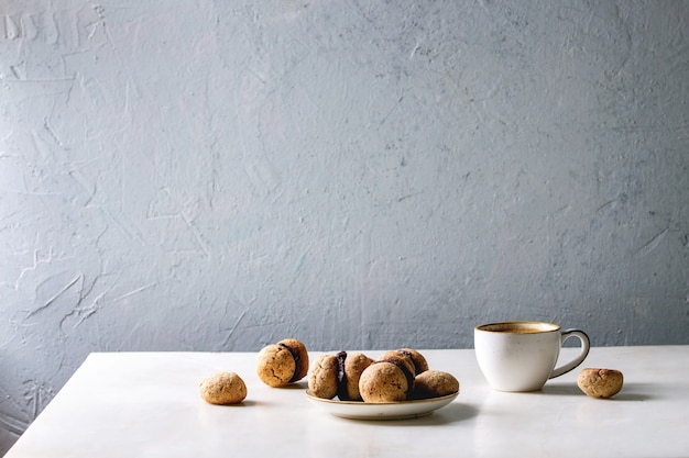 Foto biscoitos de avelã baci di dama