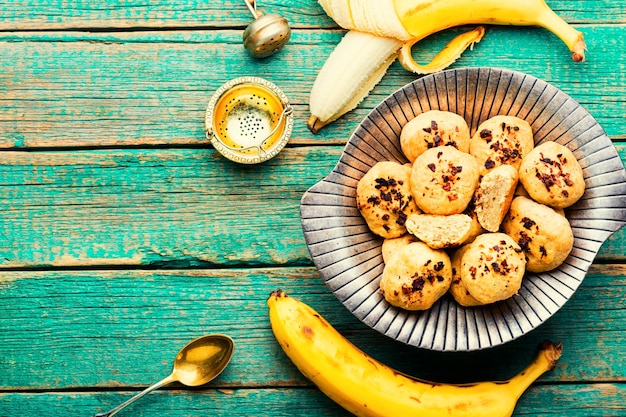 Foto biscoitos de banana caseiros, espaço para texto