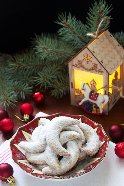 Biscoitos de baunilha checa crescentes com enfeites de natal