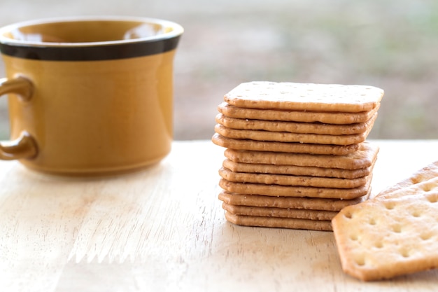 Biscoitos de biscoito de leite Servido com café quente na mesa de madeira, intervalo de tempo