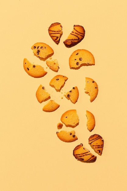 Foto biscoitos de biscoito em fundo bege cena plana leiga arte minimalista tempo de férias presente inverno celebração de natal papel de parede elegante