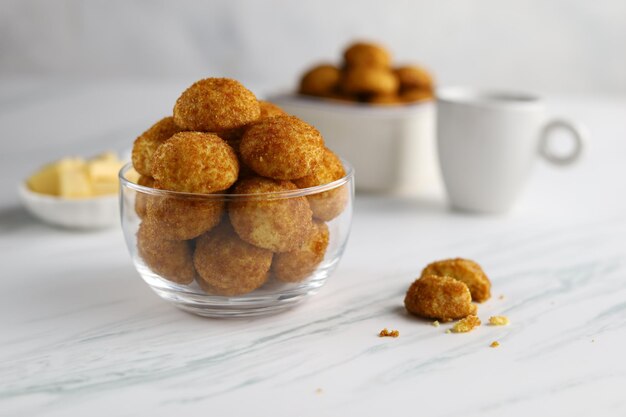 Biscoitos de bola de queijo de palma são biscoitos feitos de farinha de açúcar granulado queijo parmesão