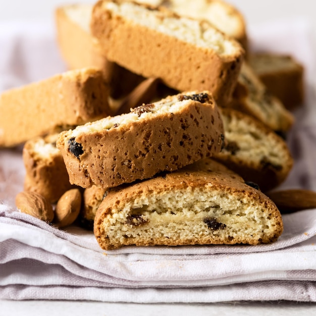 Biscoitos de cantuccini italianos doces secos com nozes e guardanapo de passas fundo cinza quadrado