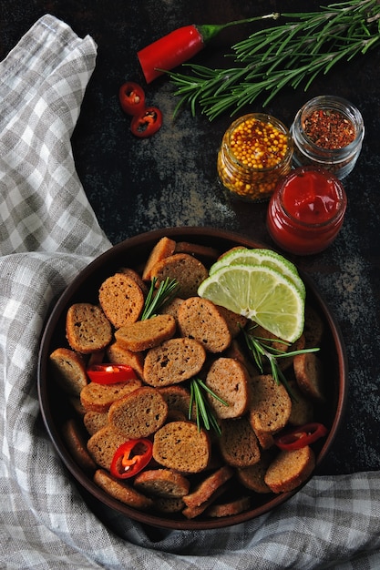 Biscoitos de centeio crocantes em uma tigela com especiarias. Configuração plana.