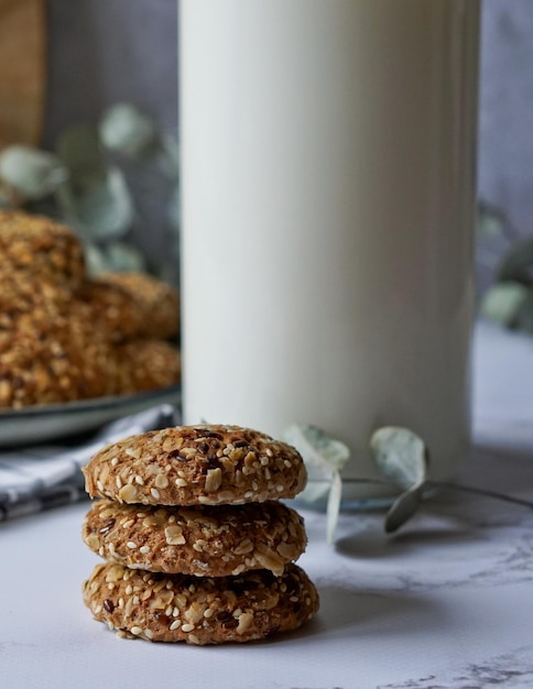 Foto biscoitos de cereais e leite