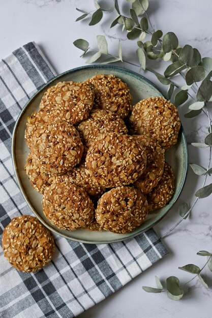 Foto biscoitos de cereais em um prato grande