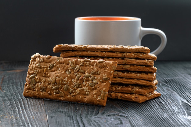 Biscoitos de cereais em uma mesa de madeira