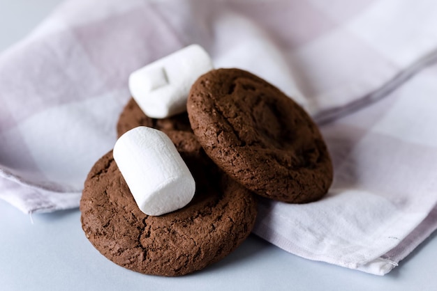 Biscoitos de chocolate amargo e marshmallow de chocolate no guardanapo rosa horizontal