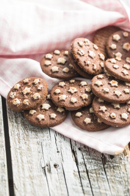 Biscoitos de chocolate amargo na velha mesa de madeira