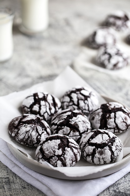 Biscoitos de chocolate. bolinhos de chocolate caseiros, açúcar em pó com leite