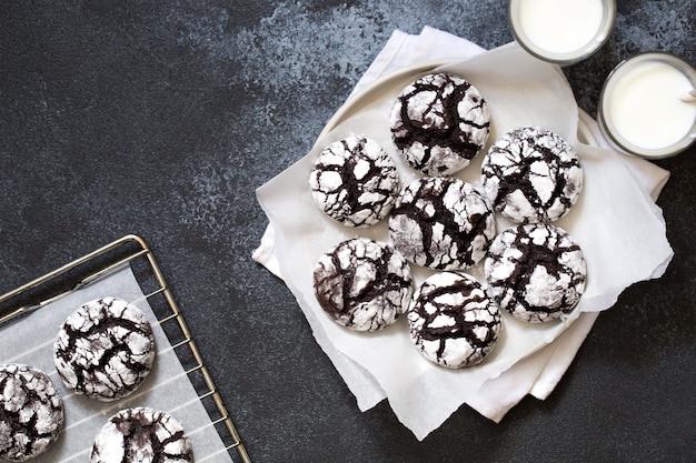 Biscoitos de chocolate. bolinhos de chocolate caseiros, açúcar em pó com leite