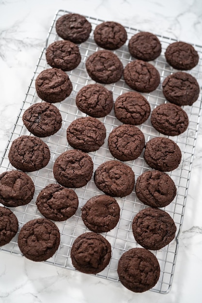 Biscoitos de chocolate branco com menta