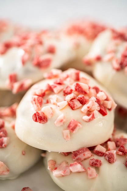 Biscoitos de chocolate branco de hortelã-pimenta recém-assados em um prato branco