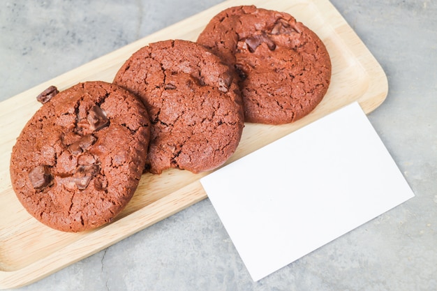 Biscoitos de chocolate caseiros com cartão de nome em branco