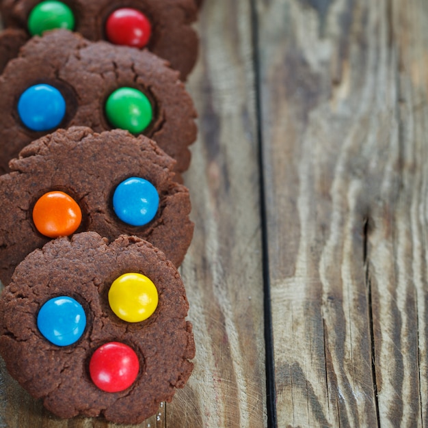 Biscoitos de chocolate caseiros decorados com gotas de doces multi-coloridas