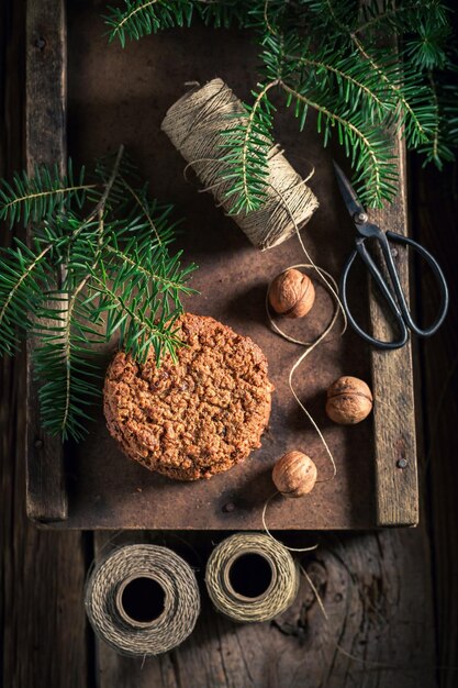 Biscoitos de chocolate caseiros e saborosos com nozes para o Natal